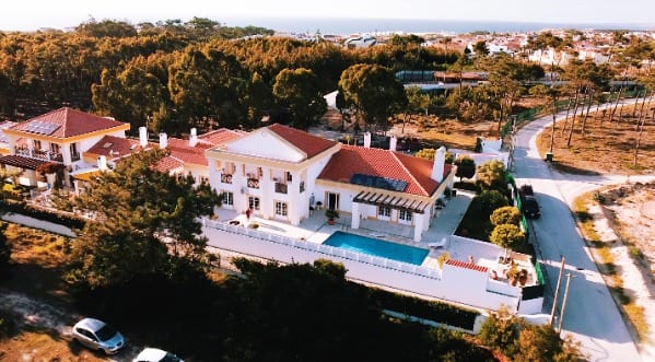 Cliff Surf House (Santa Cruz, Portugal)